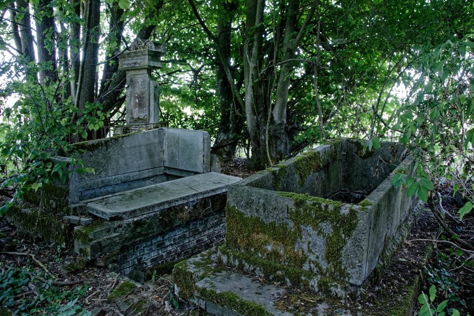 Cimetière aux tombes ouvertes