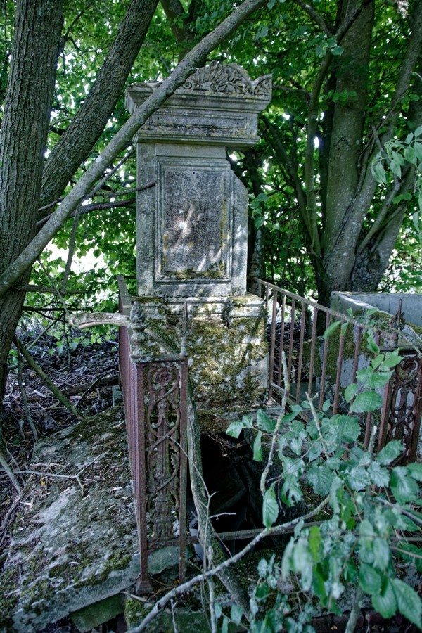 Cimetière aux tombes ouvertes