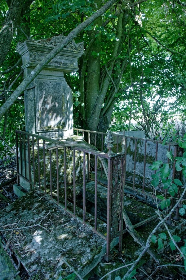 Cimetière aux tombes ouvertes