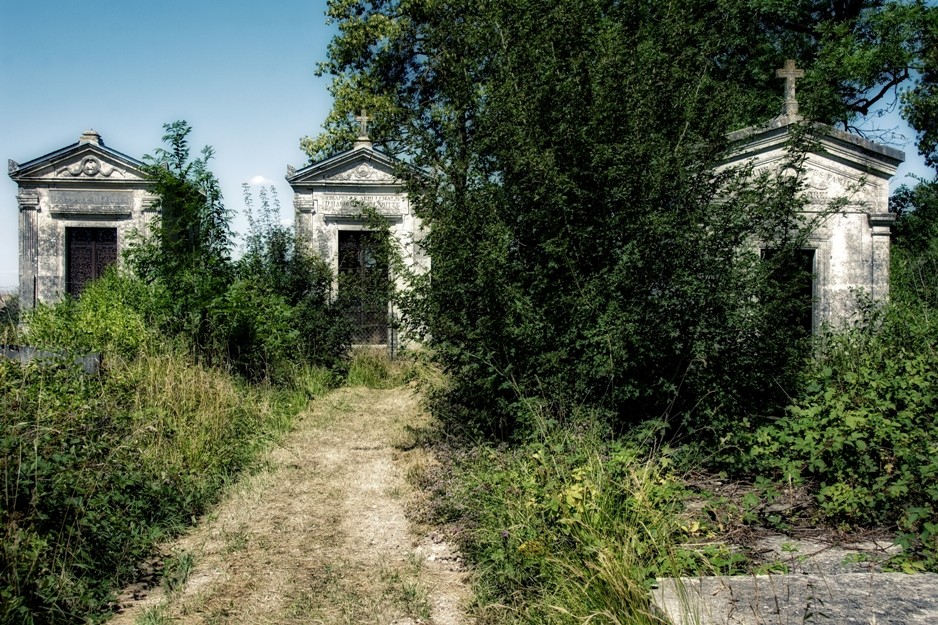 Cimetière aux tombes ouvertes