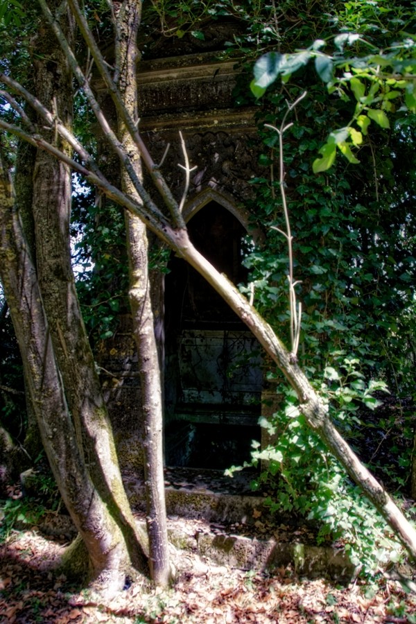 Cimetière aux tombes ouvertes