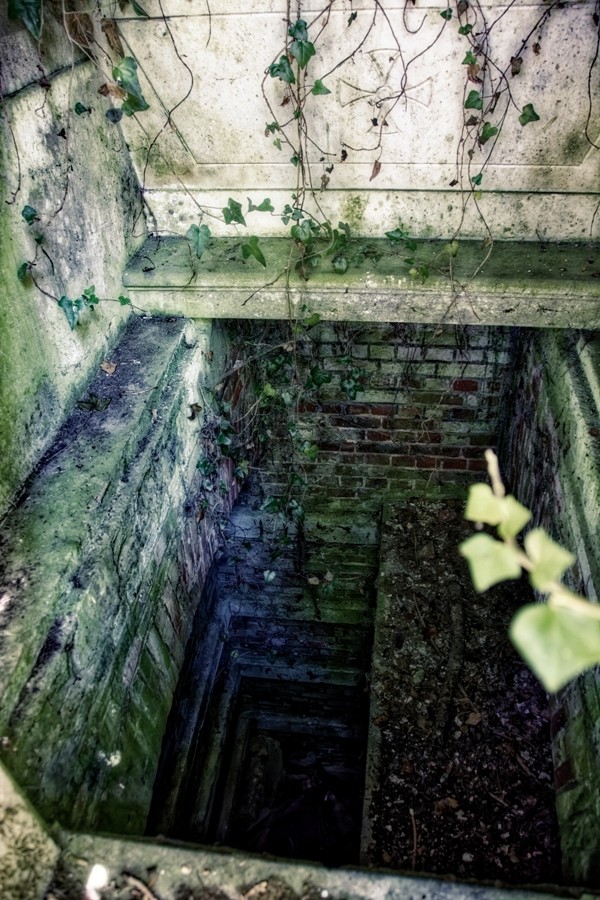 Cimetière aux tombes ouvertes