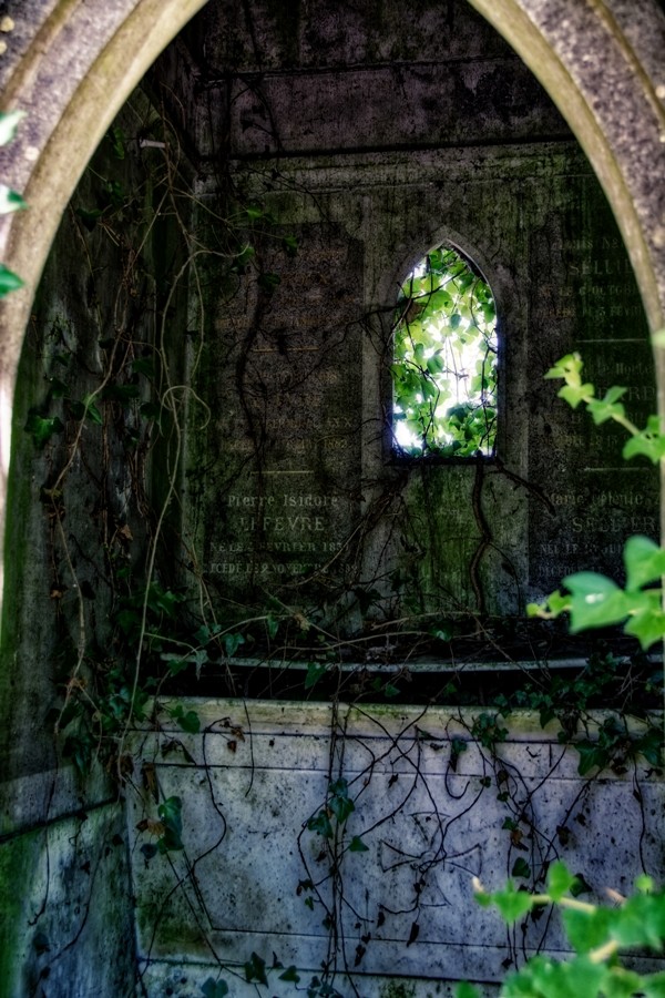 Cimetière aux tombes ouvertes