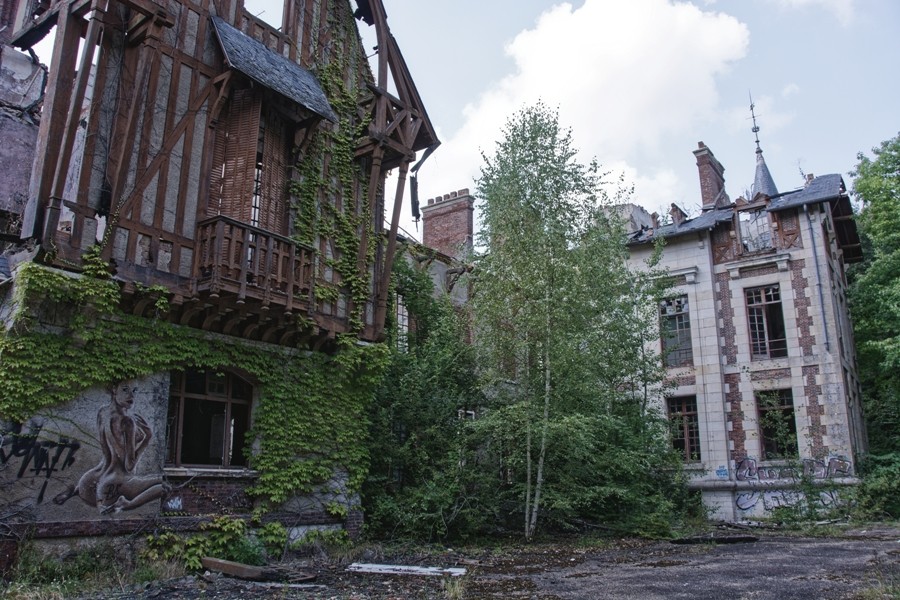 L'hôpital au château brûlé