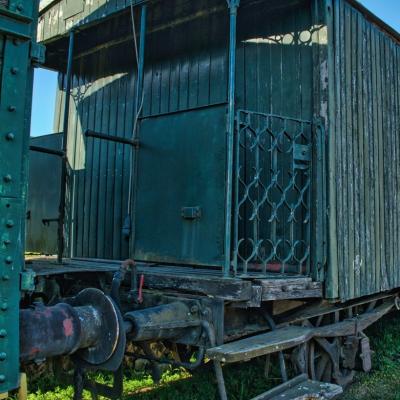  Locotracteurs et wagons dans un ancien triage belge