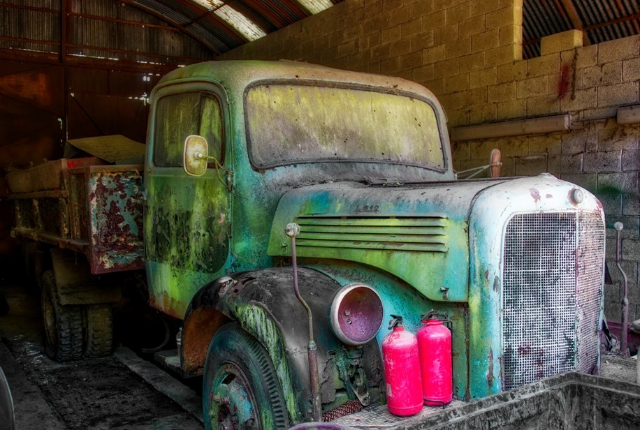 un vieux camion barbouillé de peinture